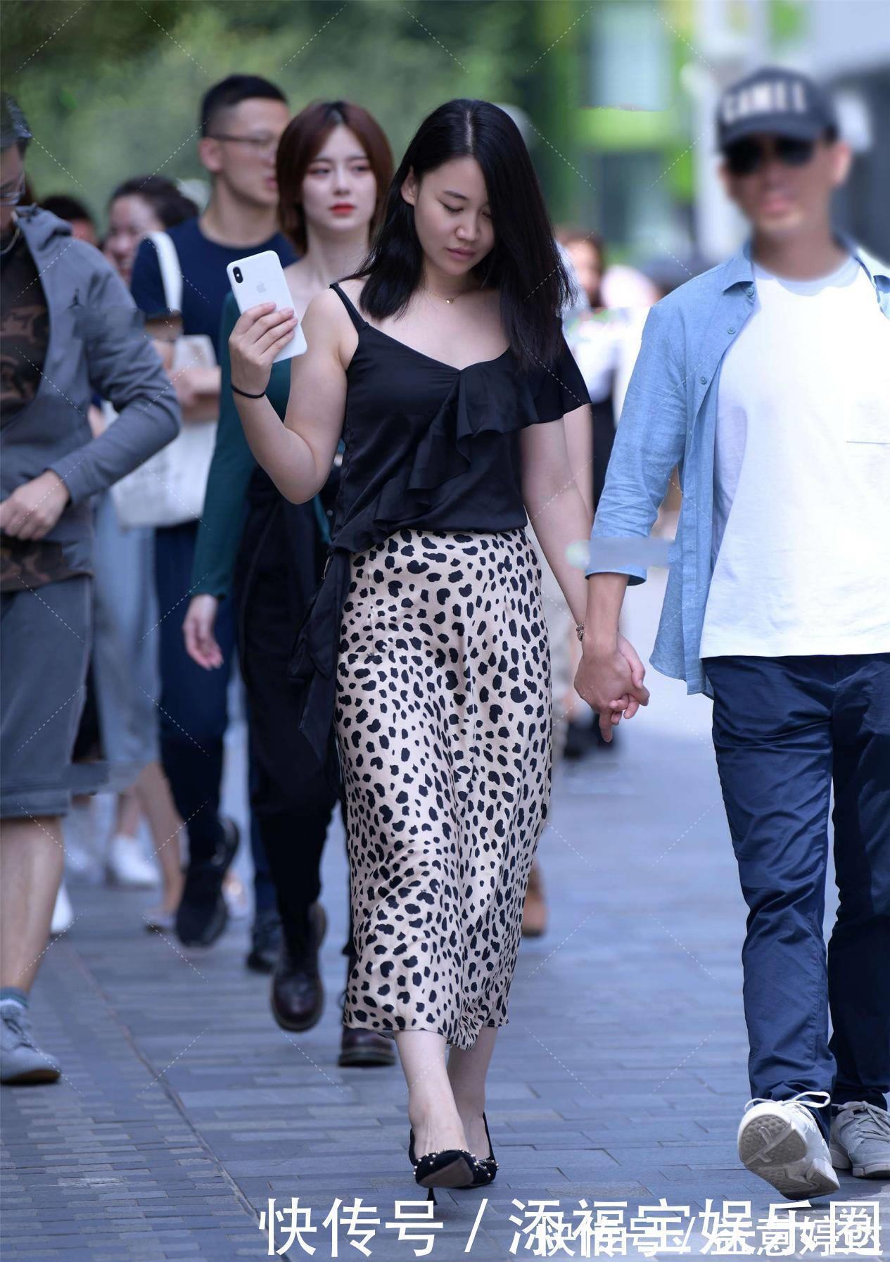 时尚|时尚感十足的斑点图案半身裙,如何搭配更显时髦洋气?