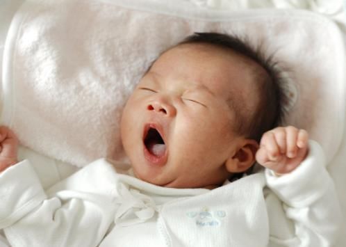 睡眠质量|不枕枕头的宝宝难避免这2大损伤,宝妈:萌娃睡着像指南针咋整?