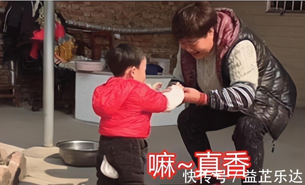 父母|小学生去派出所写作业火了，享专人一对一辅导，还成功蹭光一顿饭