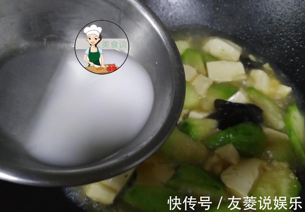 三样素菜一起炒，实在太鲜美了，隔三差五做给孩子吃，营养又美味