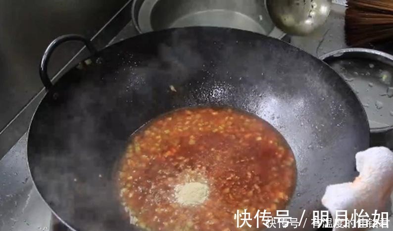 面点师|做炸酱面时,最忌出锅即吃,面点师记住这2点,面条劲道又滑爽