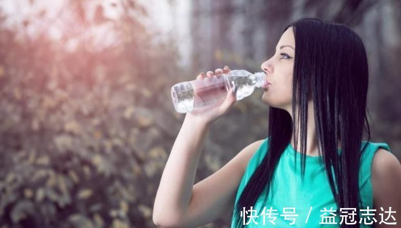 饮料|五种饮水习惯,或许比熬夜还催人老,很多人不懂,抓紧改不吃亏