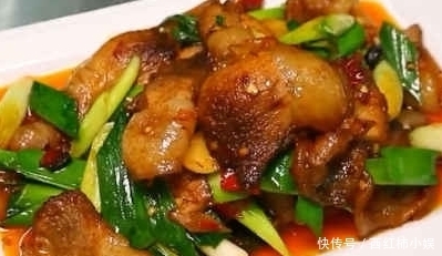 色泽酱红,肉质酥软,鲜香味厚,荤素搭配,老人孩子都超喜欢吃