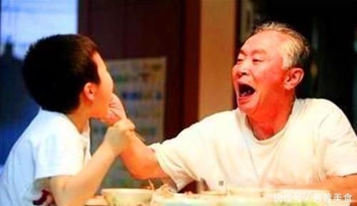 老伴|姥爷饭桌故意逗外孙,没想到小外孙如此回答,老人伤心不已