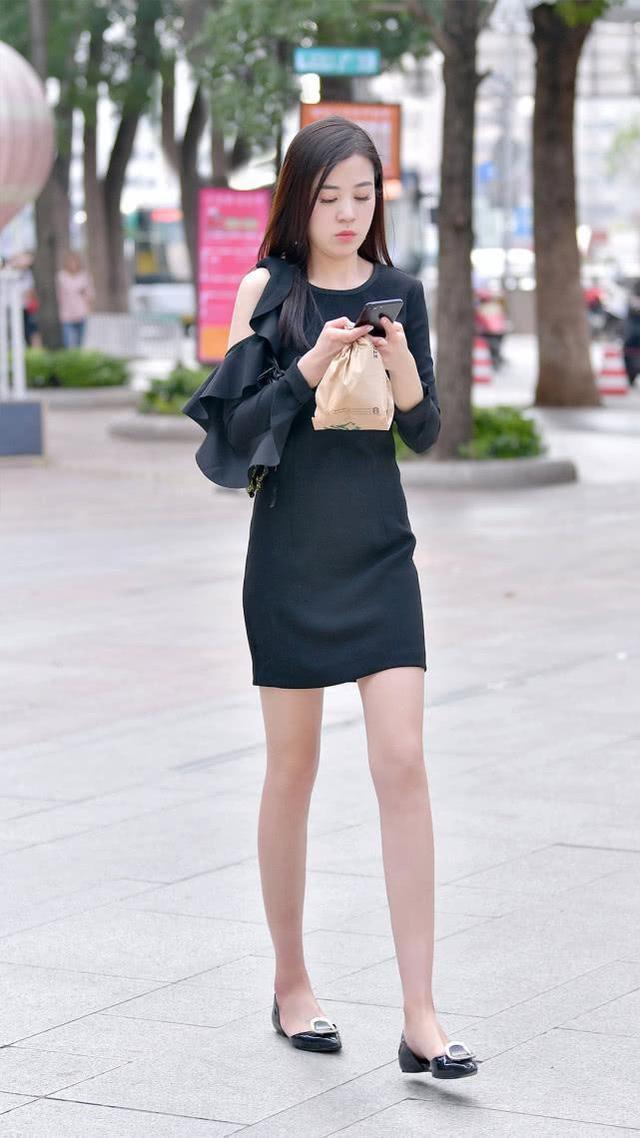 皮肤|街拍美女:偶遇高冷女生,黑色连衣裙穿搭,显得皮肤更加的白皙
