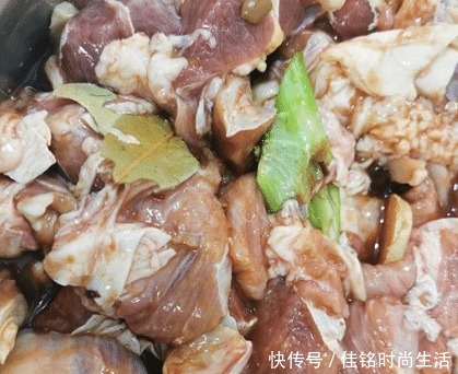 下饭|炖牛肉时,直接焯水就错了!学会这样做,牛肉软烂入味,特别下饭