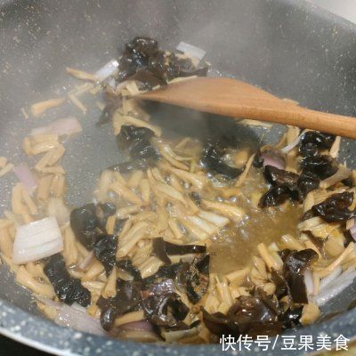黄花菜木耳鸡蛋打卤面你这么做，保证你吃一次想十次