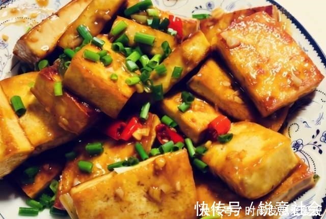 煎豆腐时，只放油煎就错了，牢记3个窍门，豆腐不粘锅还不易碎
