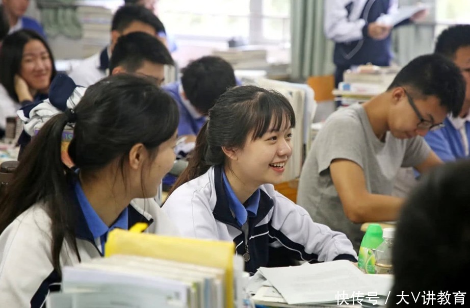 监考老师|高考时监考老师频繁喝水，并不只是口渴，姜还是老的辣