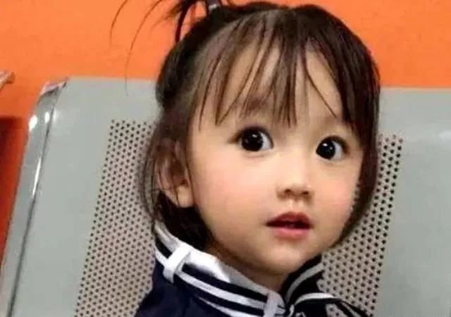 男主角|小女孩因太漂亮被说像假人,妈妈无奈晒出全家照,才发现妈妈更像