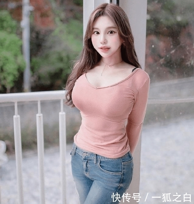 穿搭|讲真的,这种“蚂蚁”腰线,穿修身上衣非常好看吧