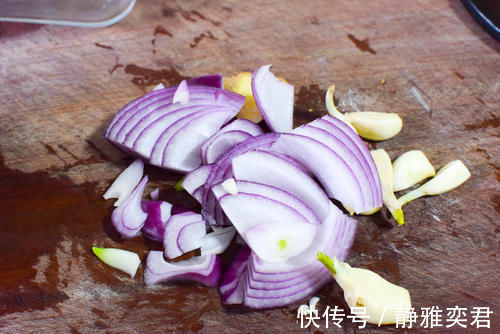 冬季天冷馋肉菜,鸡腿加它咕嘟嘟炖一锅,饭菜都有了,特省事