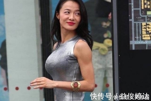 目光|街拍：清纯可人的小姐姐，搭配有致柔美自然很吸引目光!