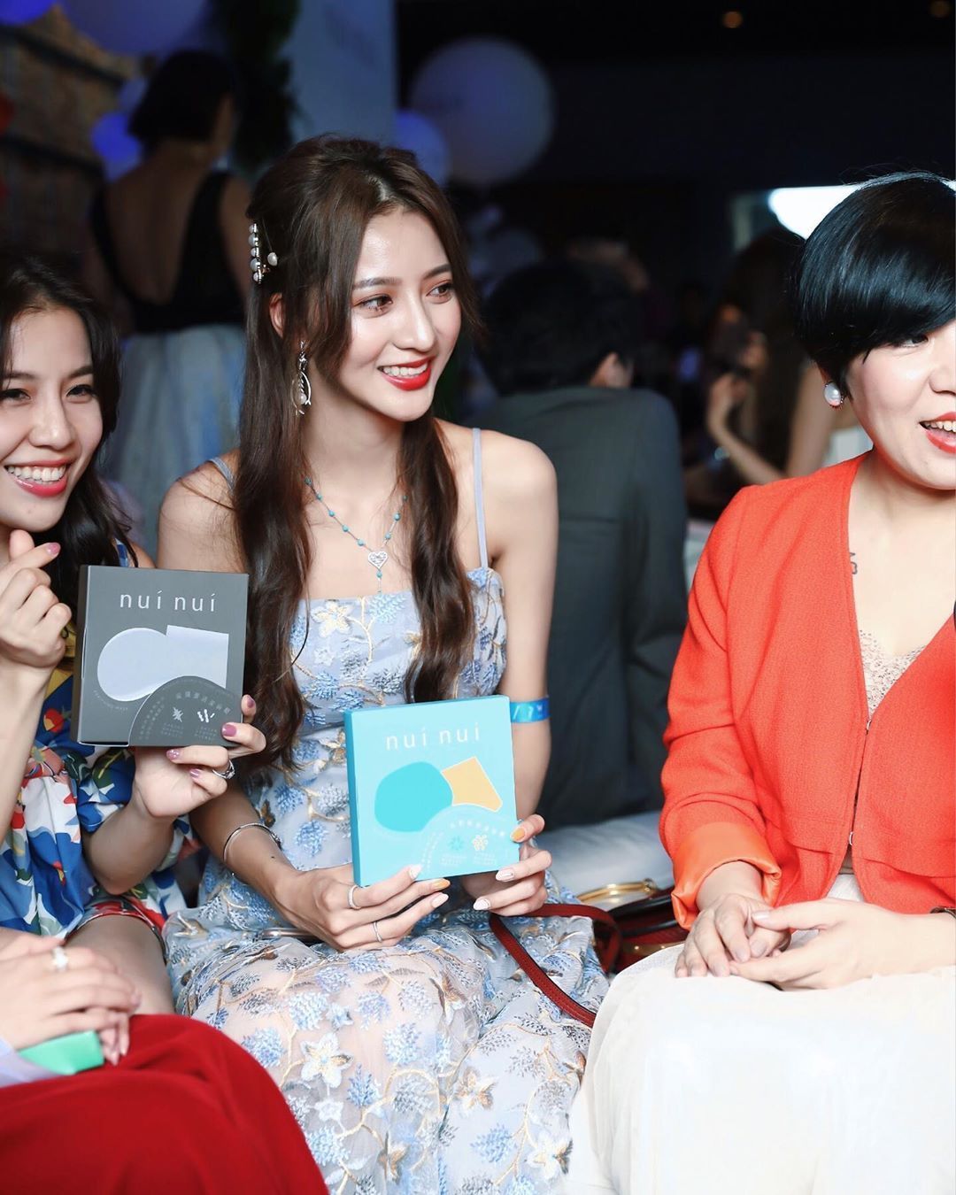 搭配|蓝色连衣裙搭配蓝灰色高跟鞋, 款式新颖, 设计精美