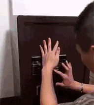 姑娘只是来把头发拉直而已,用得着四个男理发师奉陪吗