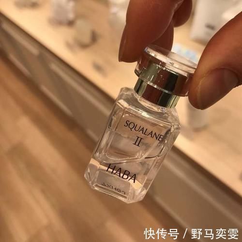 拜托,20岁女孩就别用“小棕瓶”了,这4款精华油才是真的养肤