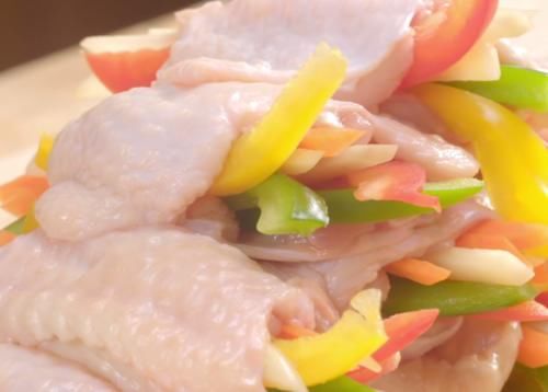 鸡翅这样做太好吃，焦香无骨，荤素搭配，孩子爱吃的美味家常菜