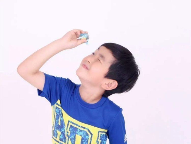 眼睛|女儿误将502当眼药水,妈妈用60秒挽救了娃,医生:向你学习