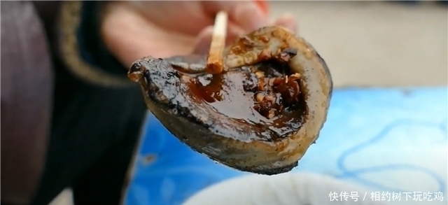 暗黑|大爷街头卖“暗黑”小吃,8元一份供不应求,食客就好这一口