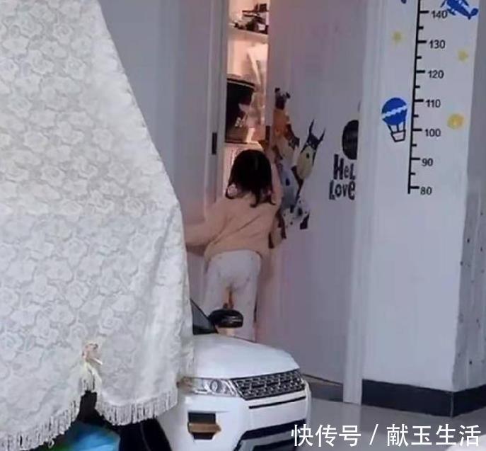 老大|妹妹晚上想进哥哥房间蹭睡,哥哥手法太“无情”,妈妈哭笑不得