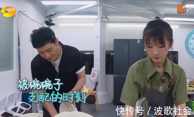 赵丽颖睡不着喝中药,晚上怕冷睡前还戴帽子,不帮忙洗碗起的最晚