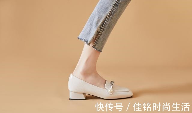 优雅感 西装裤不一定配高跟鞋,换成“乐福鞋”更优雅,30岁女人穿好美!