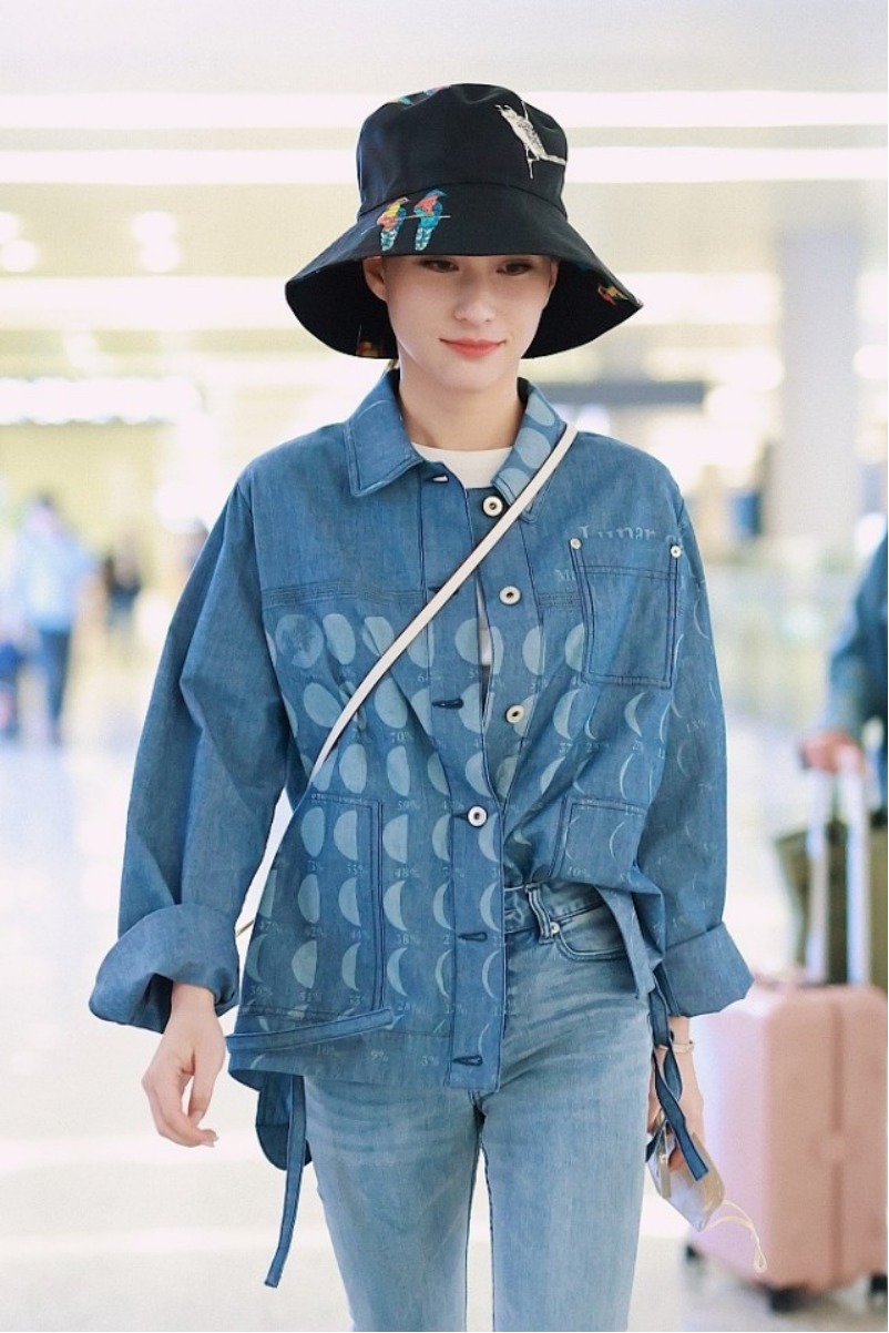 何超莲的长腿真长脸,穿牛仔衬衫配紧身牛仔裤高挑纤瘦,青春活力