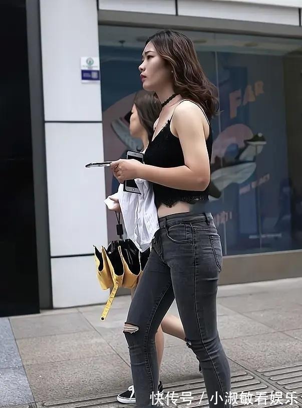 烟灰色 黑色吊带,搭配烟灰色牛仔裤简单大方,又有时尚美感!