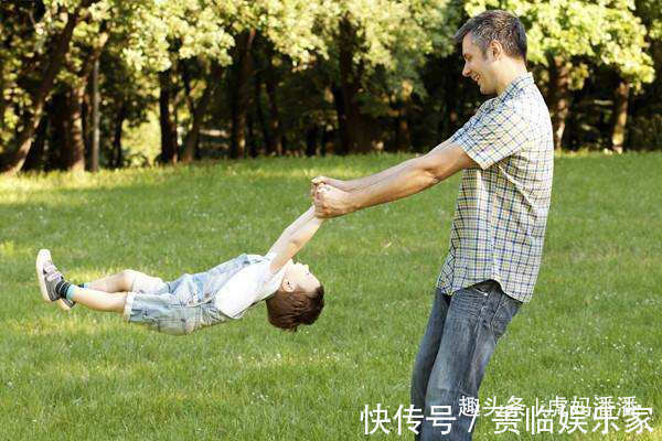 危险物品|孩子摔倒了以后妈妈的第一句话很关键,会影响到孩子的性格