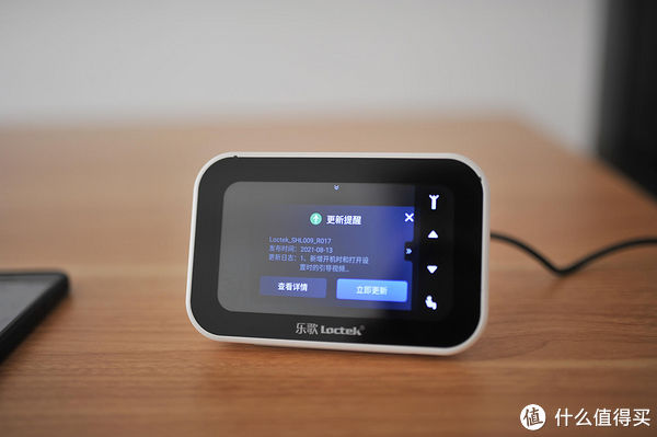 螺丝|家居改造：用电动升降桌打造我的居家办公小角落