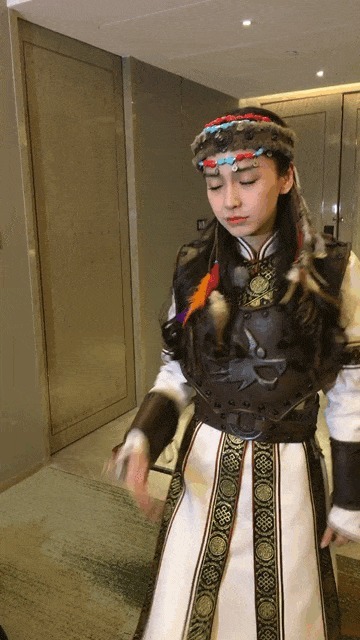 |搞笑GIF:教室里的女汉子又开始劈腿了,真是伤不起啊