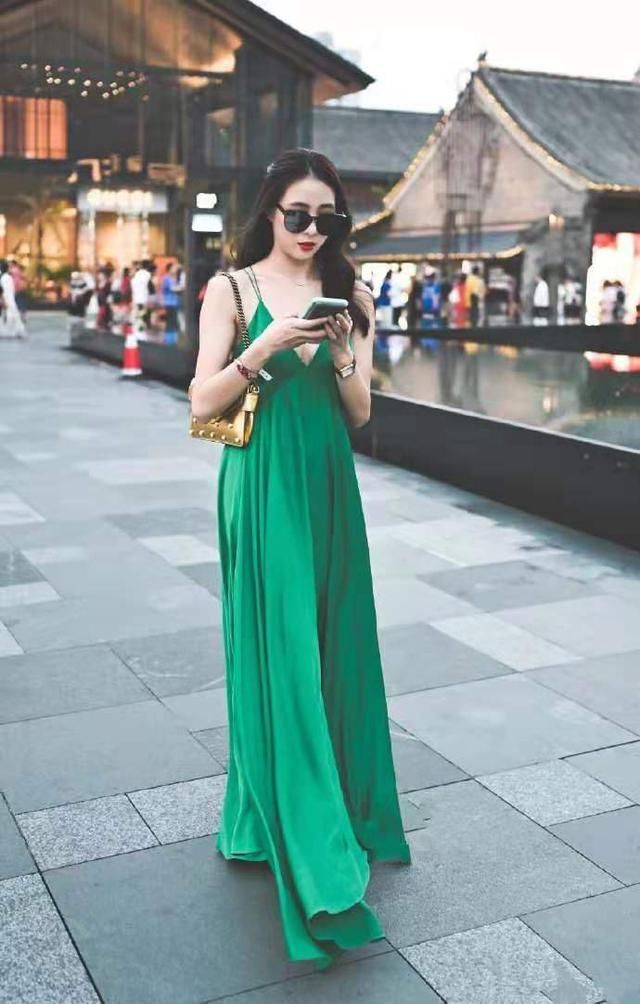 连衣裙|街拍小姐姐前凸后翘,小一号的连衣裙凸显完美好身材