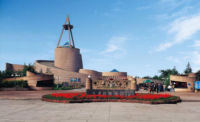 三星堆|三星堆出土青铜小立人,它手持飞鸟,真能破解大立人的持物之谜吗