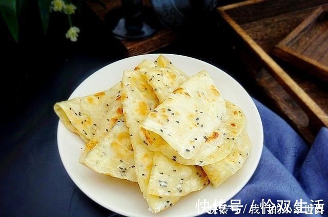 这是我最常做的主食，和面不用饧，半小时就上桌，又香又软