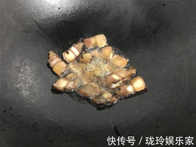 炒花菜时,有人焯水,有人过油,原来都错了,难怪炒出来不好吃