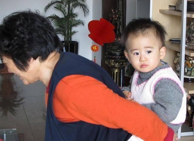 点滴|“不靠谱”爷爷火了,陪孙子打点滴却霸占床位,孩子满脸不知所措