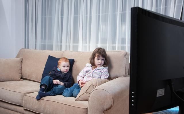 差距|李玫瑾教授：“看电视”和“不看电视”的孩子，长大后的差距很大