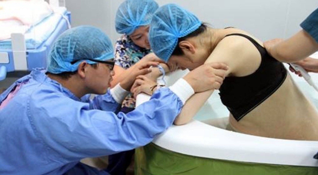 长沙|是个狠人!长沙孕妇自家浴缸水中分娩,2小时后大出血慌忙找医生