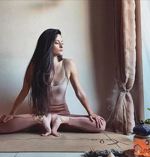 瑜伽之光|瑜伽高级坐姿体式：双脚并拢根式，你解锁了吗？