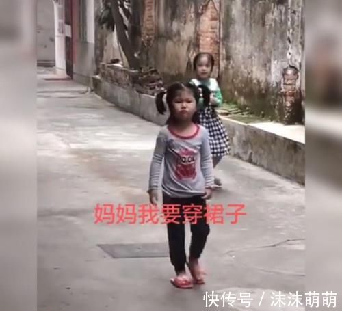 家长|萌娃跟着姐姐跳舞,突然发现没穿裙子,接下来的一幕令人捧腹大笑