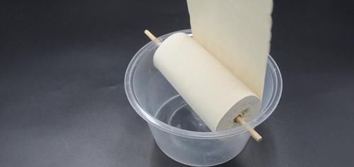 塑料打包盒上穿一根筷子,用途太棒了,解决了很多家庭困扰的烦恼