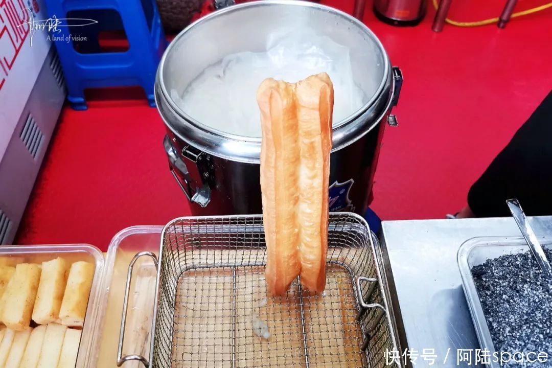 油条|这条非遗美食街上的“油条包麻糍”，不仅卖相好看，味道也不错