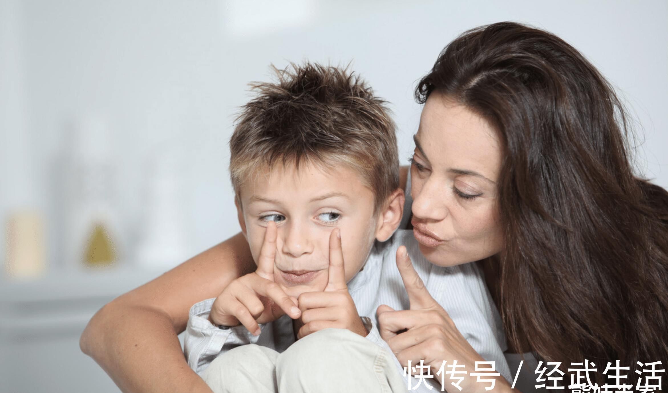 孩子|地铁上,男童躺在地上动弹不得,看到孩子的手,乘客马上报警