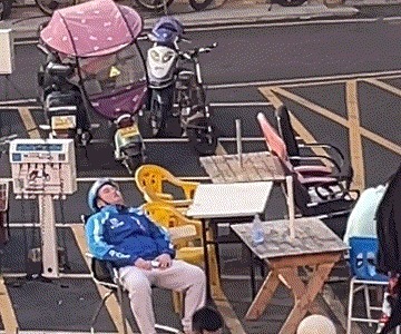 |搞笑GIF：小伙子，你这是看到什么了？笑得这么大声