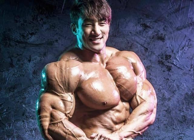 健身节|韩国猛男黄哲勋再秀肌肉蜕变照,小头大胸肌,这身材可还行