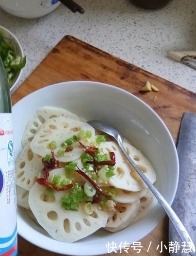 莲藕一焯水就发黑？牢记几个小技巧，莲藕白净又脆爽，特别好吃