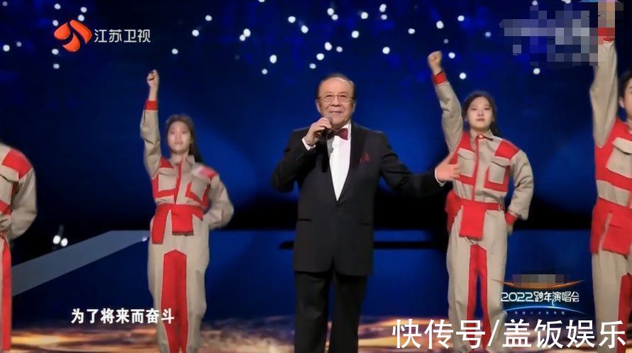 江苏跨年槽点多：张靓颖穿“开裆裤”，李宇春又压轴，关牧村破音