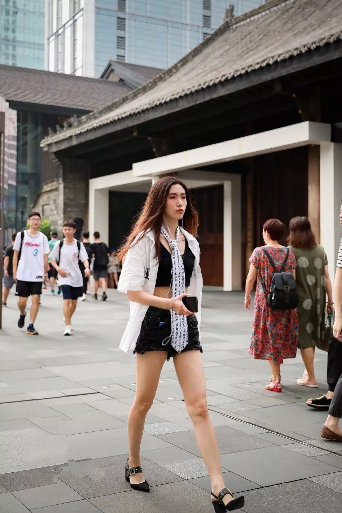 吊带遇上高跟鞋,让女性显得优雅又时尚