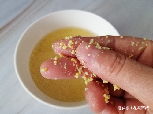 酥脆|小米别光熬粥了,加1个鸡蛋,1碗面粉,教你做成锅巴,又香又酥脆