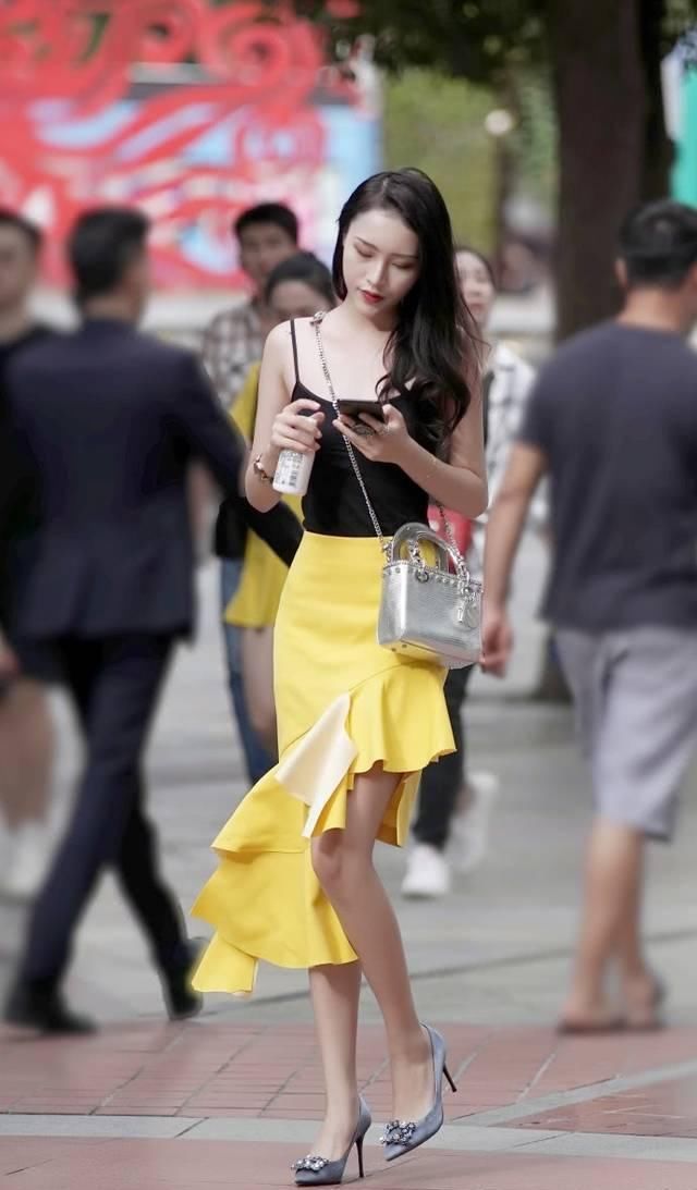 街拍美女：衣品出众的小姐姐，时尚靓丽的穿搭演绎别样之美
